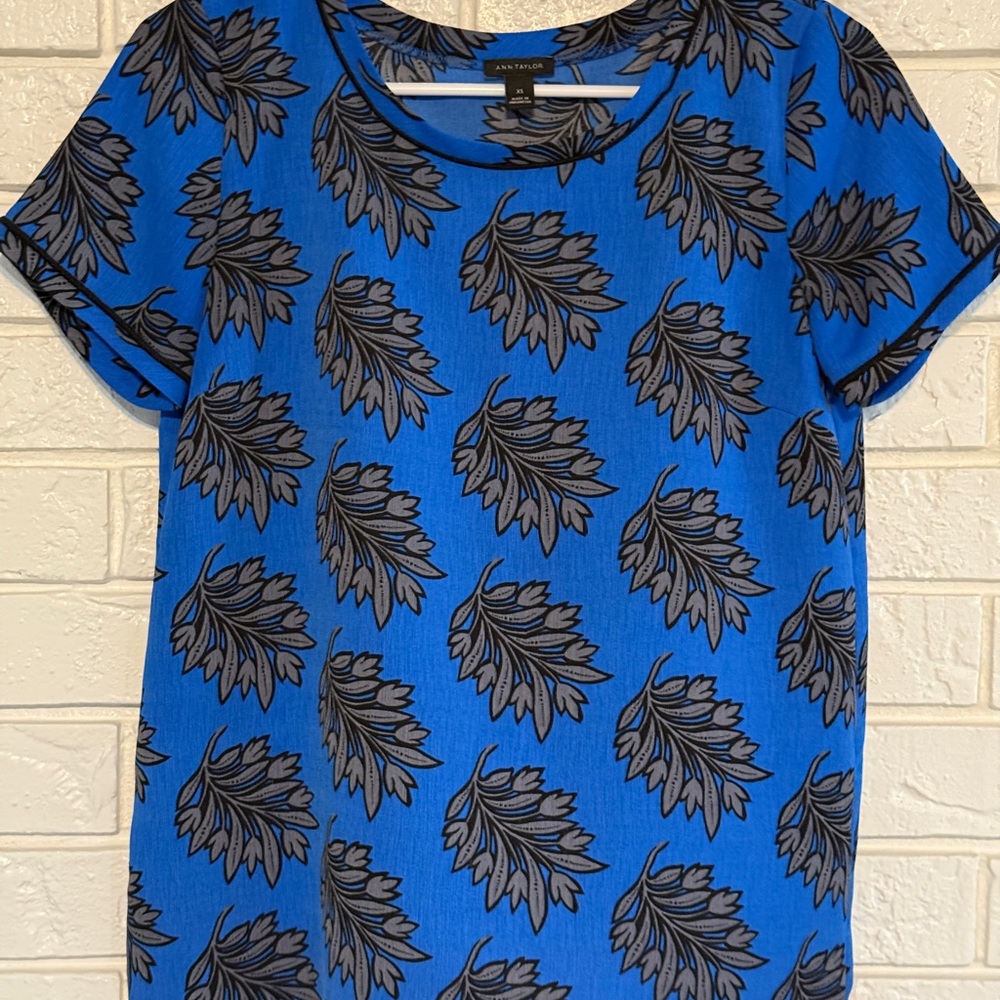EUC Ann Taylor Blue/Gray Leaf Print size XS